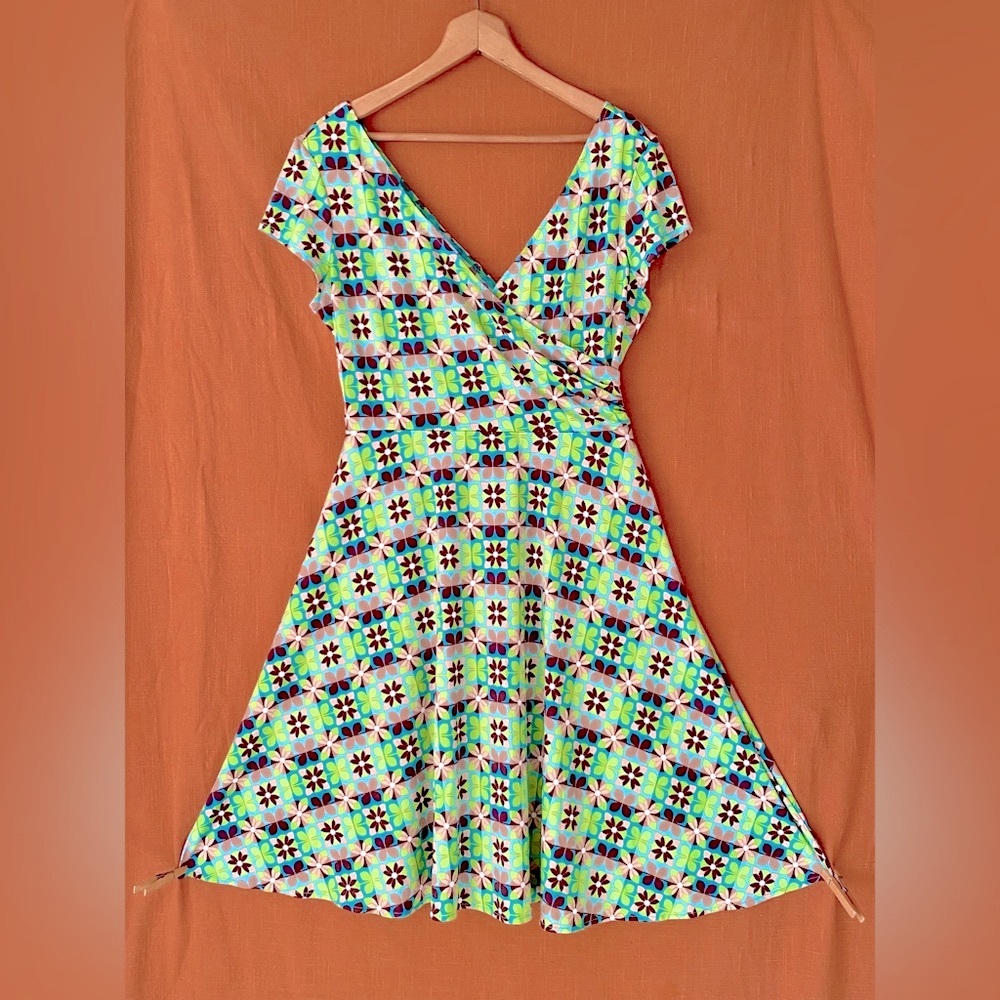Dressbarn Green and White Sleeveless V-Neck Sundress